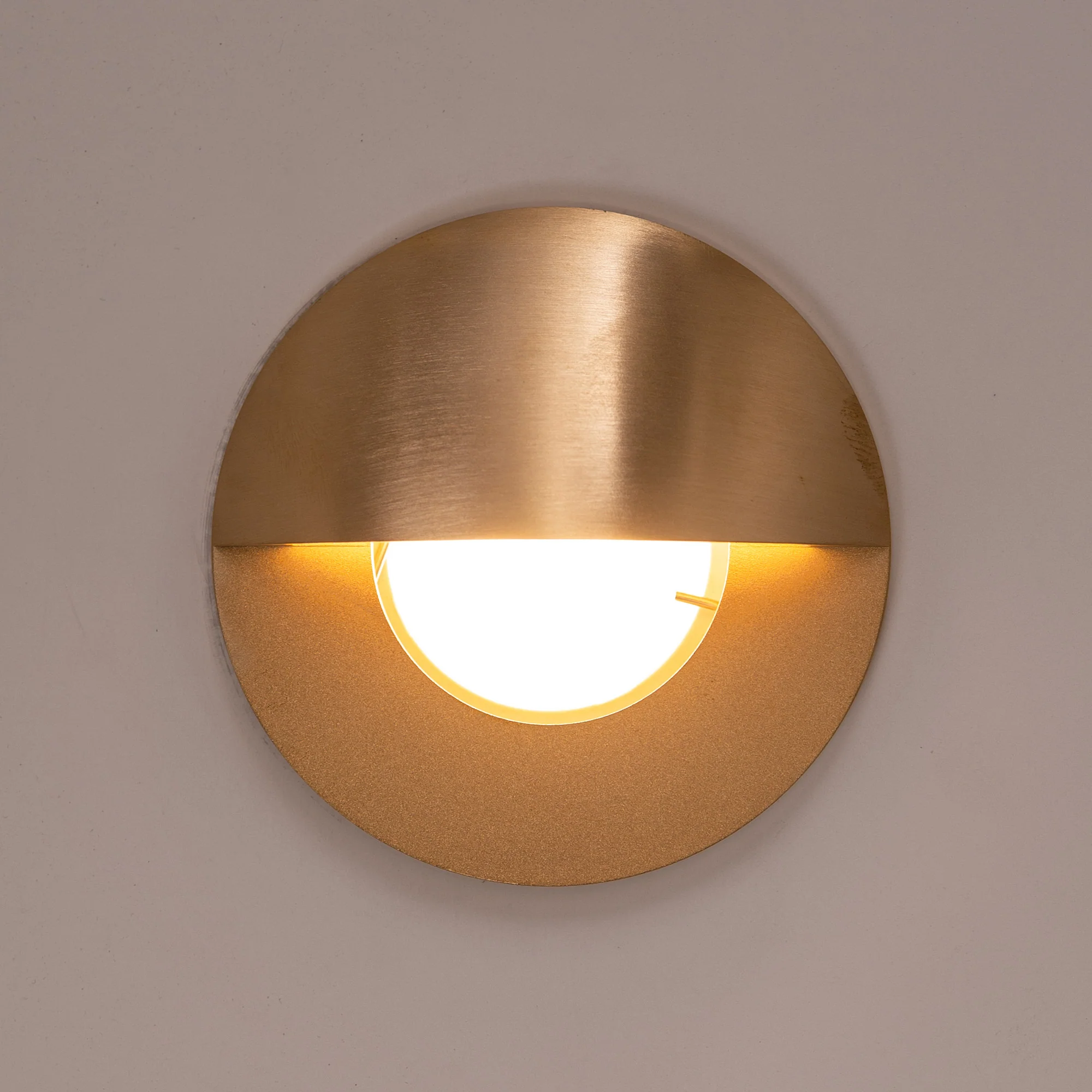 HV19012T-BR - Ollo Brass TRI Colour LED Step Light With Eyelid - Image 6